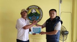Perwakilan PT Timah Tbk menyerahkan dukungan secara simbolis kepada pengurus Perkumpulan Pemuda Kecamatan Tebing Bersatu untuk penyelenggaraan Turnamen Domino | Foto: Zonamu/Humas PT Timah