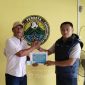 Perwakilan PT Timah Tbk menyerahkan dukungan secara simbolis kepada pengurus Perkumpulan Pemuda Kecamatan Tebing Bersatu untuk penyelenggaraan Turnamen Domino | Foto: Zonamu/Humas PT Timah