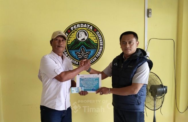 Perwakilan PT Timah Tbk menyerahkan dukungan secara simbolis kepada pengurus Perkumpulan Pemuda Kecamatan Tebing Bersatu untuk penyelenggaraan Turnamen Domino | Foto: Zonamu/Humas PT Timah