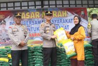 Kapolsek Meral, AKP Adi Candra menyerahkan secara simbolis beras subsidi SPHP kepada salah seorang warga dalam kegiatan Pasar Murah yang digelar Polsek Meral, Jumat (23/1/2026) | Foto: Zonamu/Humas Polres Karimun