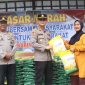 Kapolsek Meral, AKP Adi Candra menyerahkan secara simbolis beras subsidi SPHP kepada salah seorang warga dalam kegiatan Pasar Murah yang digelar Polsek Meral, Jumat (23/1/2026) | Foto: Zonamu/Humas Polres Karimun