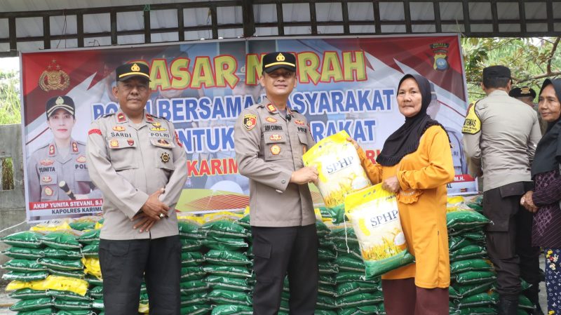 Kapolsek Meral, AKP Adi Candra menyerahkan secara simbolis beras subsidi SPHP kepada salah seorang warga dalam kegiatan Pasar Murah yang digelar Polsek Meral, Jumat (23/1/2026) | Foto: Zonamu/Humas Polres Karimun