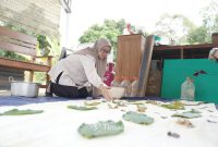 Pelaku UMKM binaan PT Timah Tbk memamerkan produk unggulannya. Melalui program Pendanaan Usaha Mikro Kecil (PUMK), PT Timah Tbk aktif memfasilitasi promosi produk lokal | Foto: Zonamu/Humas PT Timah