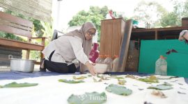 Pelaku UMKM binaan PT Timah Tbk memamerkan produk unggulannya. Melalui program Pendanaan Usaha Mikro Kecil (PUMK), PT Timah Tbk aktif memfasilitasi promosi produk lokal | Foto: Zonamu/Humas PT Timah