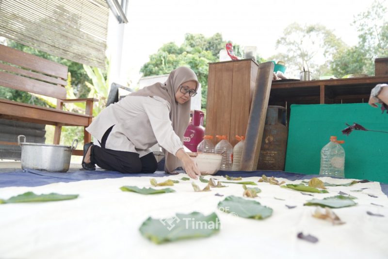 Pelaku UMKM binaan PT Timah Tbk memamerkan produk unggulannya. Melalui program Pendanaan Usaha Mikro Kecil (PUMK), PT Timah Tbk aktif memfasilitasi promosi produk lokal | Foto: Zonamu/Humas PT Timah