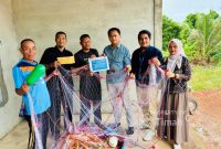 Perwakilan PT Timah Tbk menyerahkan secara simbolis bantuan alat tangkap berupa jaring udang kepada Ketua KUB Sumur Air Mawar, Amri, di Kecamatan Kundur Barat, Kabupaten Karimun | Foto: Zonamu/Humas PT Timah