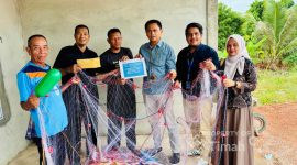 Perwakilan PT Timah Tbk menyerahkan secara simbolis bantuan alat tangkap berupa jaring udang kepada Ketua KUB Sumur Air Mawar, Amri, di Kecamatan Kundur Barat, Kabupaten Karimun | Foto: Zonamu/Humas PT Timah