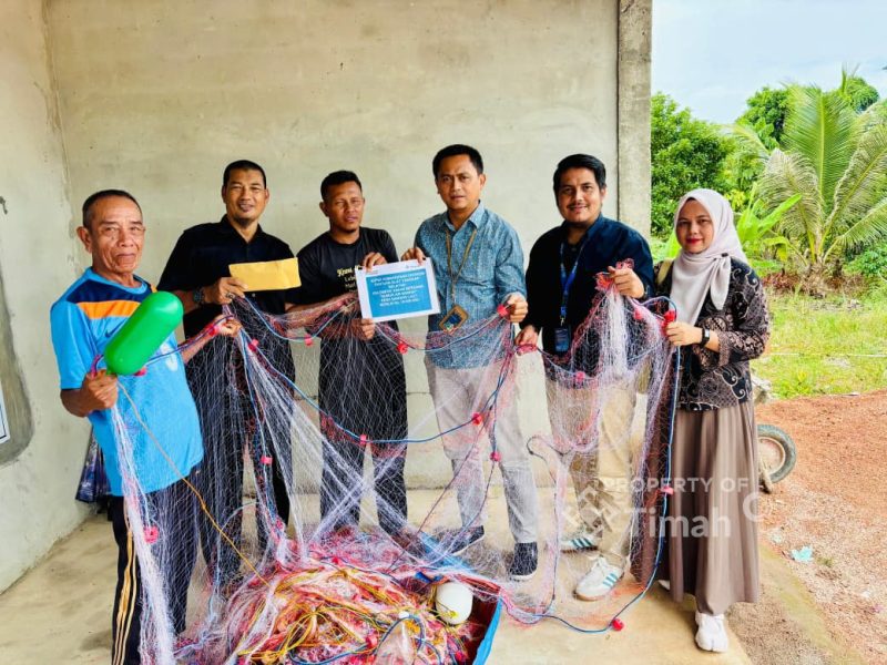 Perwakilan PT Timah Tbk menyerahkan secara simbolis bantuan alat tangkap berupa jaring udang kepada Ketua KUB Sumur Air Mawar, Amri, di Kecamatan Kundur Barat, Kabupaten Karimun | Foto: Zonamu/Humas PT Timah