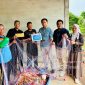 Perwakilan PT Timah Tbk menyerahkan secara simbolis bantuan alat tangkap berupa jaring udang kepada Ketua KUB Sumur Air Mawar, Amri, di Kecamatan Kundur Barat, Kabupaten Karimun | Foto: Zonamu/Humas PT Timah