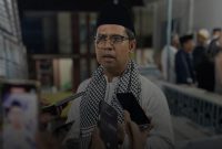 Bupati Karimun, Iskandarsyah saat diwawancarai usai Safari Ramadan di Pulau Kundur, kemarin | Foto: Zonamu/Kominfo Karimun