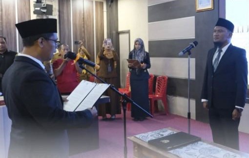 Bupati Karimun, Iskandarsyah resmi melantik Direktur Perumda Tirta Mulia periode 2025-2030 | Foto: Bustomi