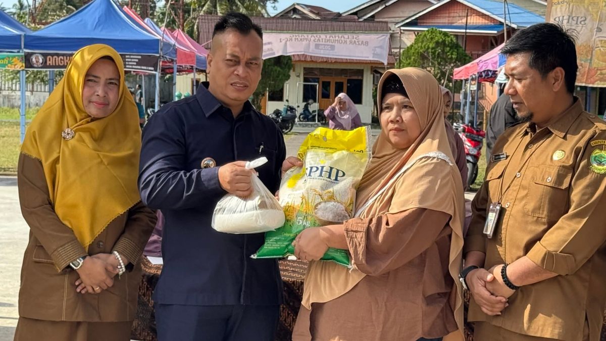 Bupati Lingga saat menyerahkan sembako murah secara simbolis | Foto : Zonamu/Diskominfo Lingga