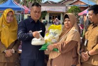 Bupati Lingga saat menyerahkan sembako murah secara simbolis | Foto : Zonamu/Diskominfo Lingga