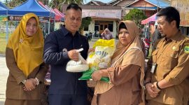 Bupati Lingga saat menyerahkan sembako murah secara simbolis | Foto : Zonamu/Diskominfo Lingga