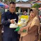 Bupati Lingga saat menyerahkan sembako murah secara simbolis | Foto : Zonamu/Diskominfo Lingga