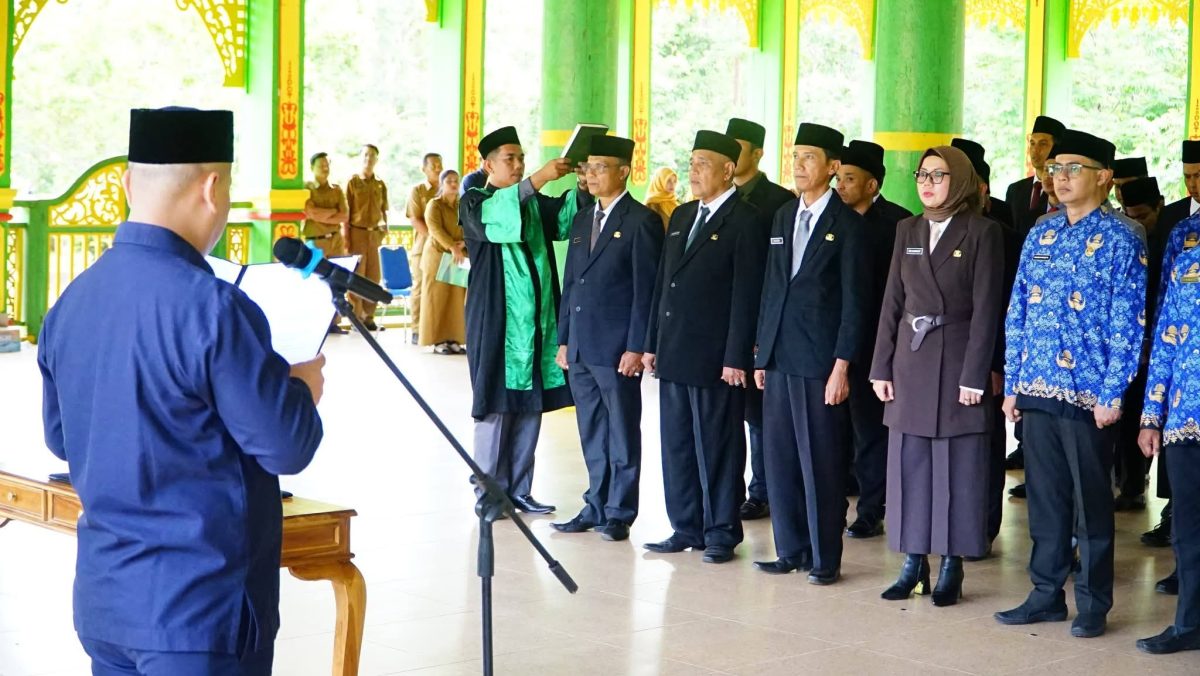 Bupati Lingga saat melantik 32 Pejabat Administrasi dan Pengawas | Foto : Zonamu/Diskominfo Lingga