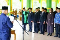 Bupati Lingga saat melantik 32 Pejabat Administrasi dan Pengawas | Foto : Zonamu/Diskominfo Lingga