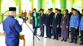 Bupati Lingga saat melantik 32 Pejabat Administrasi dan Pengawas | Foto : Zonamu/Diskominfo Lingga