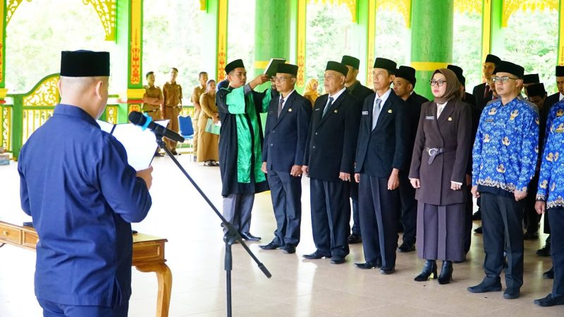 Bupati Lingga saat melantik 32 Pejabat Administrasi dan Pengawas | Foto : Zonamu/Diskominfo Lingga