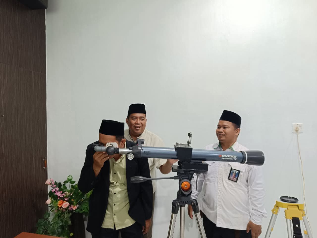 Kemenag Lingga saat melakukan pembinaan dan sosialisasi penghitungan arah kiblat serta rukyatul hilal | Foto : Zonamu/KemenagLingga