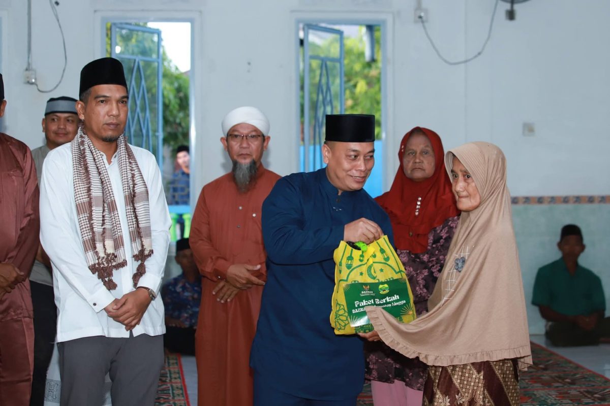 Bupati dan Wakil Bupati Lingga saat safari Ramadan di Desa Marok Kecil | Foto : Zonamu/Anel