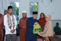 Bupati dan Wakil Bupati Lingga saat safari Ramadan di Desa Marok Kecil | Foto : Zonamu/Anel