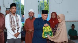 Bupati dan Wakil Bupati Lingga saat safari Ramadan di Desa Marok Kecil | Foto : Zonamu/Anel