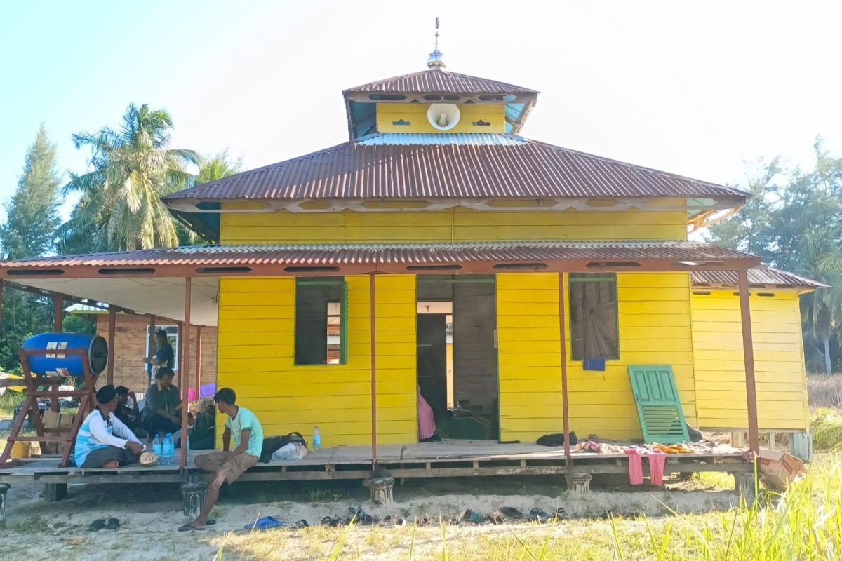 Ini Mushola Al-Ikhlas berdiri di Pulau Kojong Desa Penaah Senayang (Foto : Zonamu/Ist)
