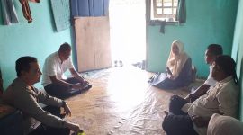 Kunjungan Plt. Camat Singkep Barat dan Kapolsek Singbar ke rumah korban hilang | Foto : Zonamu/Ist