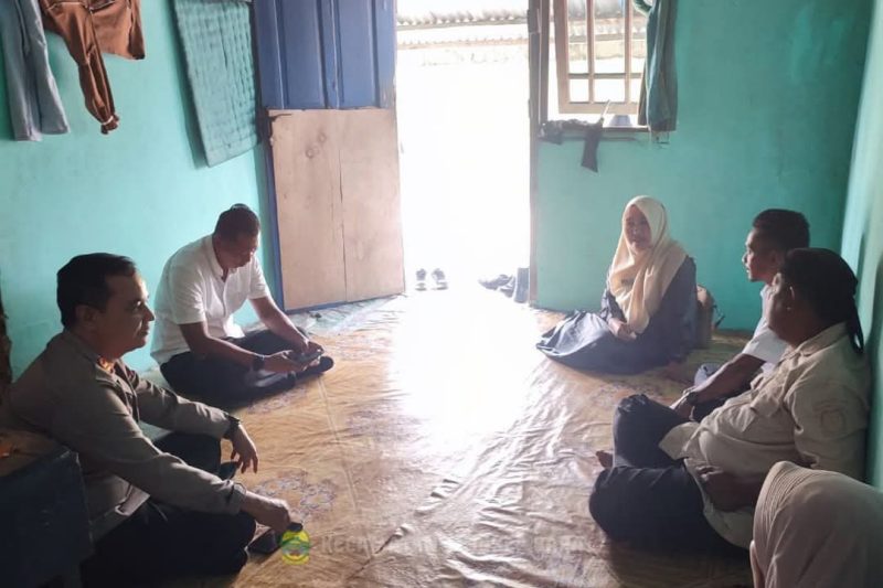 Kunjungan Plt. Camat Singkep Barat dan Kapolsek Singbar ke rumah korban hilang | Foto : Zonamu/Ist