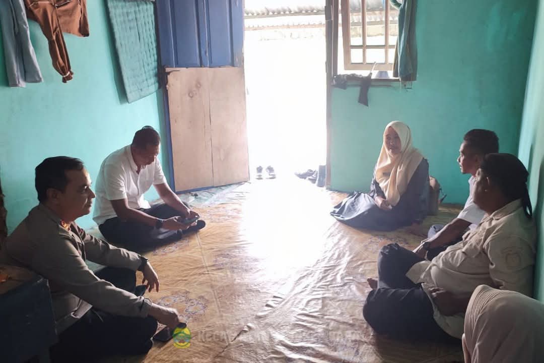 Kunjungan Plt. Camat Singkep Barat dan Kapolsek Singbar ke rumah korban hilang | Foto : Zonamu/Ist