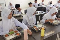 Anak-anak saat menyantap MBG | Foto : Zonamu/Wandi