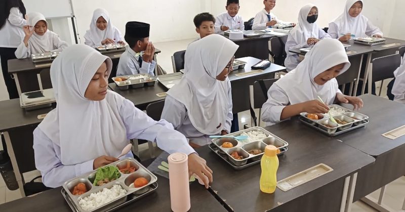 Anak-anak saat menyantap MBG | Foto : Zonamu/Wandi