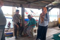 Seorang warga terlantar di Dabo singkep | Foto : Zonamu/Wandi