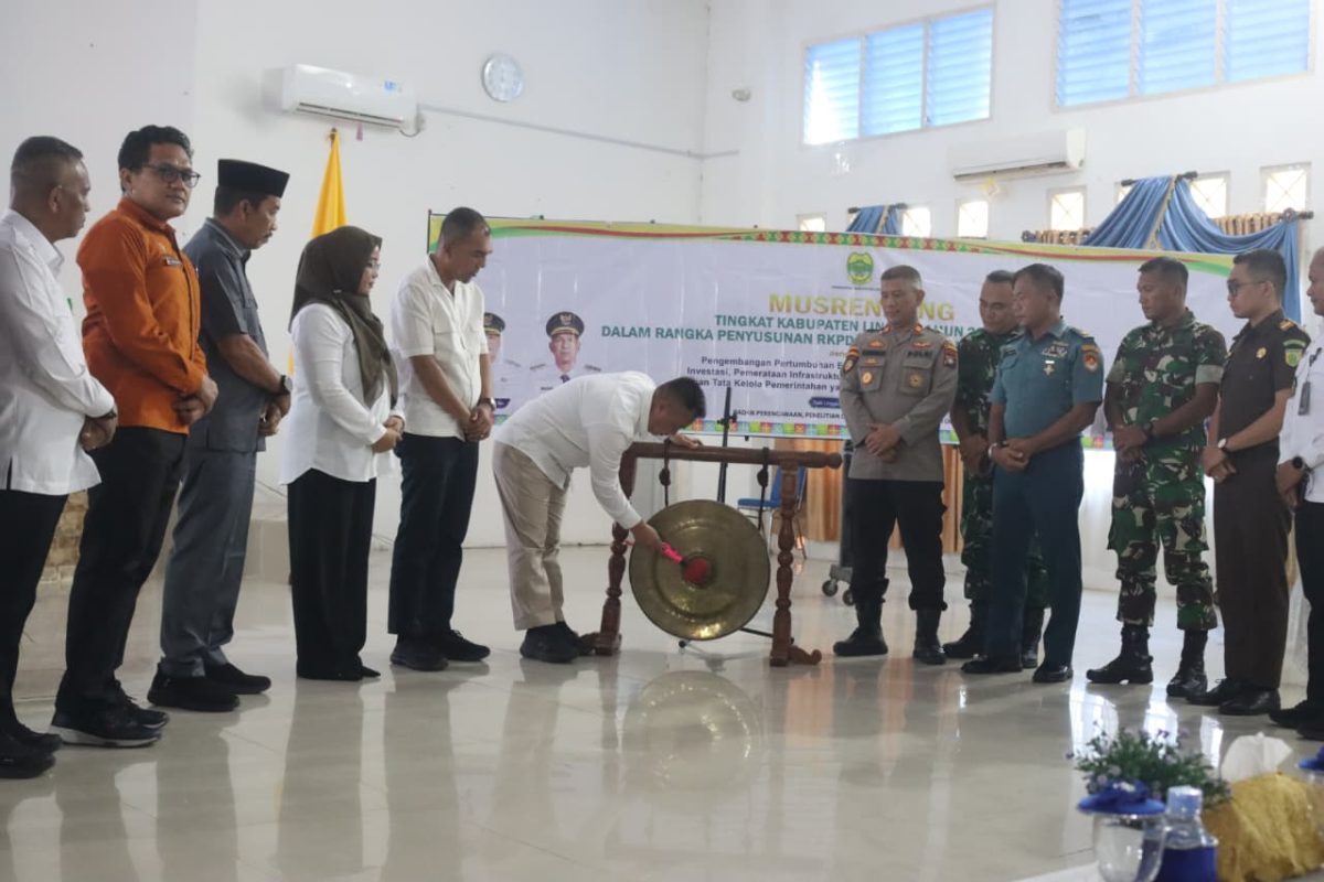 Bupati Lingga saat meresmikan kegiatan Musrenbang tingkat Kabupaten Lingga | Foto : Zonamu/Widi