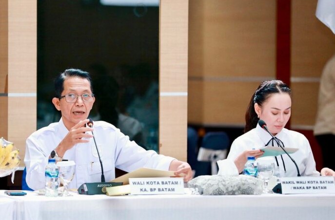 Wali Kota Batam, Amsakar Achmad, saat memimpin rapat koordinasi Forkopimda terkait penetapan protokol operasional jasa kepariwisataan selama Ramadan 1447 H di Batam | Foto: Zonamu/Diskominfo Batam