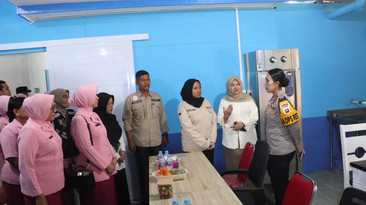 Kegiatan yang dipusatkan di SPPG Sawang, Kundur Barat ini, menjadi langkah nyata Polres Karimun dalam mendukung misi ketahanan pangan dan peningkatan gizi bagi anak sekolah, ibu hamil, serta lansia | Foto: Zonamu.com/Humas Polres Karimun