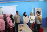 Kegiatan yang dipusatkan di SPPG Sawang, Kundur Barat ini, menjadi langkah nyata Polres Karimun dalam mendukung misi ketahanan pangan dan peningkatan gizi bagi anak sekolah, ibu hamil, serta lansia | Foto: Zonamu.com/Humas Polres Karimun