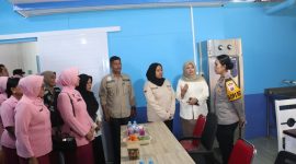 Kegiatan yang dipusatkan di SPPG Sawang, Kundur Barat ini, menjadi langkah nyata Polres Karimun dalam mendukung misi ketahanan pangan dan peningkatan gizi bagi anak sekolah, ibu hamil, serta lansia | Foto: Zonamu.com/Humas Polres Karimun