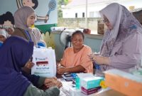 Petugas medis di Mobil Sehat PT Timah Tbk memberikan pemeriksaan kesehatan kepada warga di salah satu desa wilayah operasional perusahaan | Foto: Zonamu/Humas PT Timah