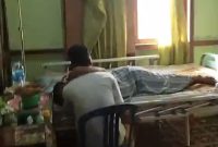 Suami saat menemani istrinya melahirkan di Kantor Desa | Foto : Zonamu/Atan