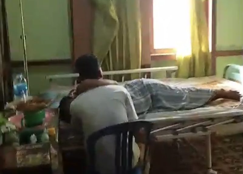 Suami saat menemani istrinya melahirkan di Kantor Desa | Foto : Zonamu/Atan