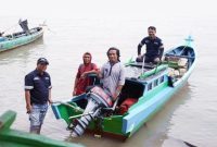 Perwakilan PT Timah Tbk, menyerahkan bantuan mesin ketinting kepada perwakilan nelayan di wilayah operasional perusahaan | Foto: Zonamu/Humas PT Timah