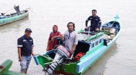 Perwakilan PT Timah Tbk, menyerahkan bantuan mesin ketinting kepada perwakilan nelayan di wilayah operasional perusahaan | Foto: Zonamu/Humas PT Timah