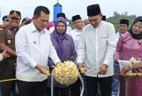 Gubernur Kepri dan Wabup Lingga saat meresmikan ponton apung di pelabuhan Jagoh | Foto : Zonamu/Wandi