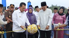 Gubernur Kepri dan Wabup Lingga saat meresmikan ponton apung di pelabuhan Jagoh | Foto : Zonamu/Wandi