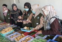 Petugas Puskesmas Dabo Lama saat melakukan pengecekan takjil | Foto : Zonamu/Wandi