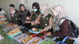 Petugas Puskesmas Dabo Lama saat melakukan pengecekan takjil | Foto : Zonamu/Wandi