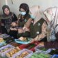 Petugas Puskesmas Dabo Lama saat melakukan pengecekan takjil | Foto : Zonamu/Wandi