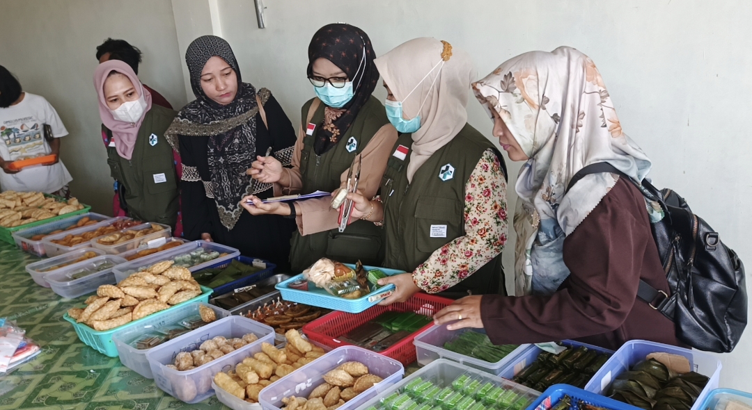 Petugas Puskesmas Dabo Lama saat melakukan pengecekan takjil | Foto : Zonamu/Wandi